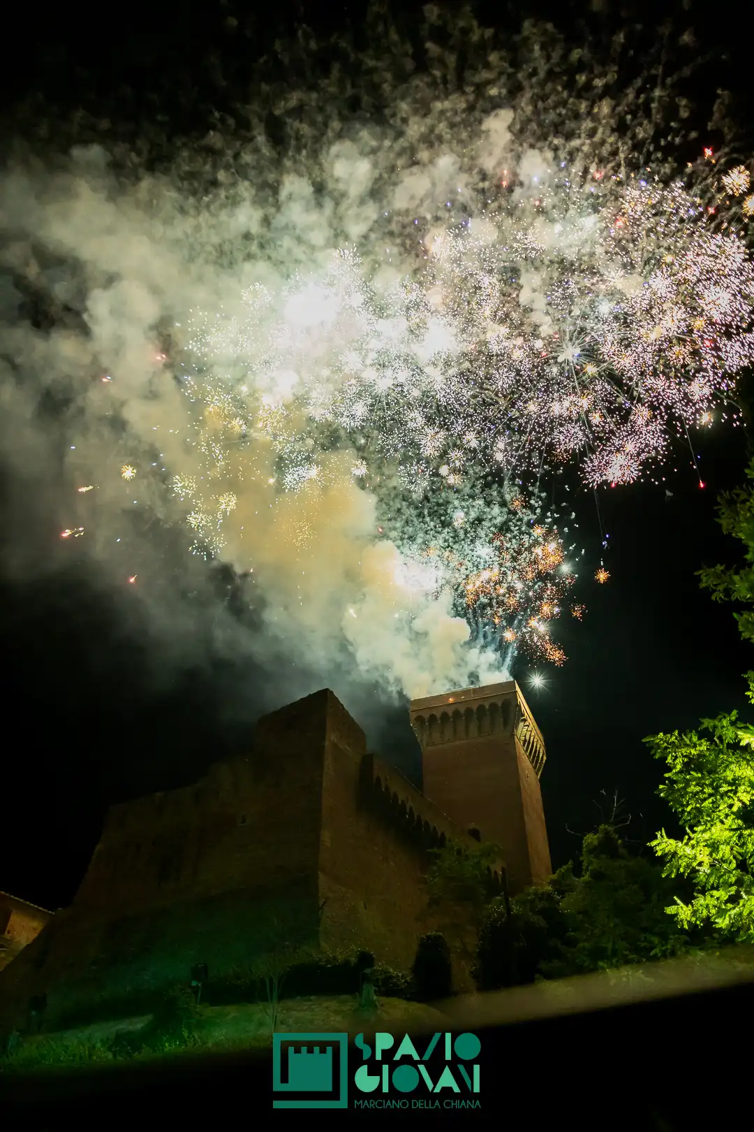Fuochi e torre di Marciano durante la Festa del SS. Crocifisso