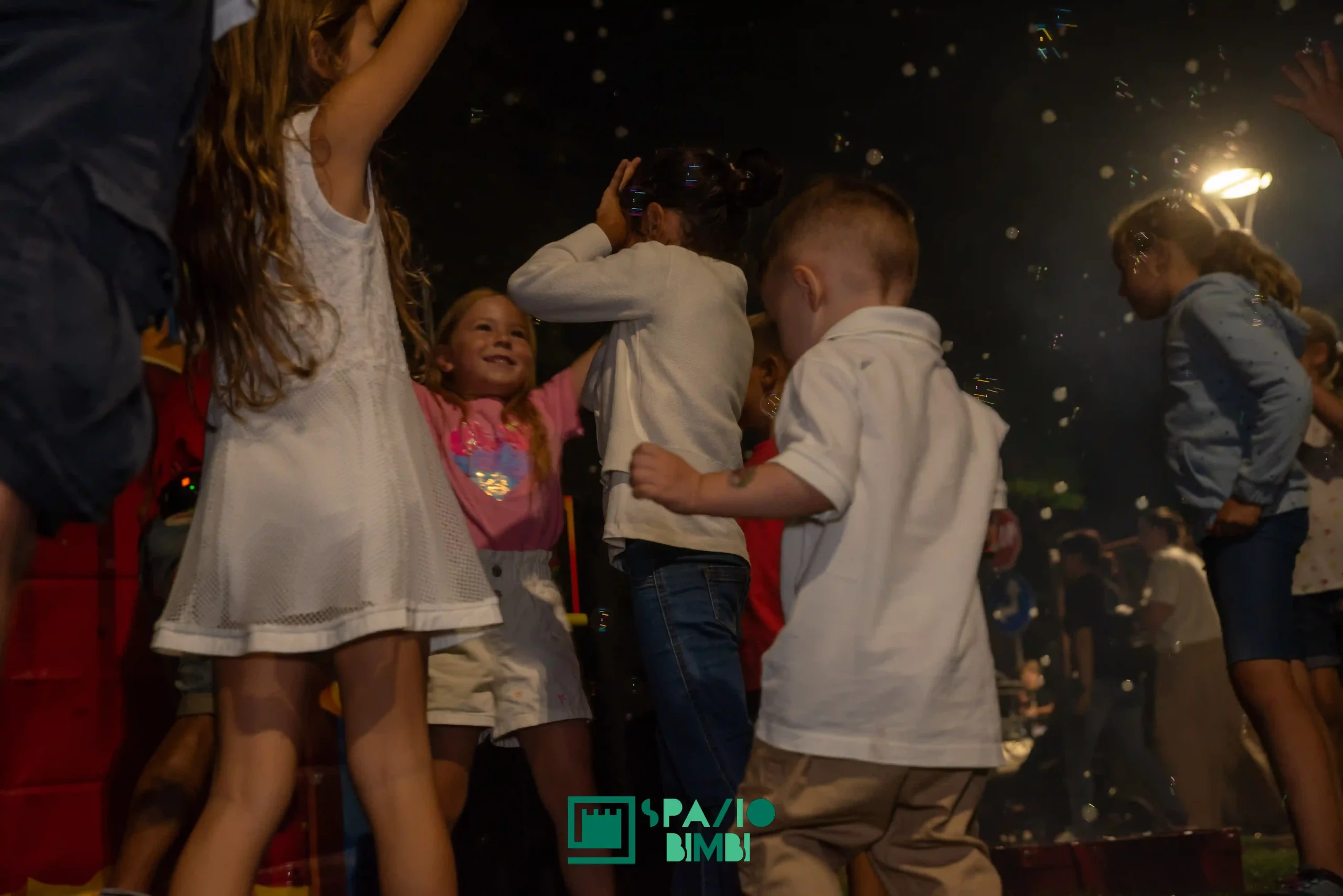 Bambini durante un'attività dello Spazio Bimbi